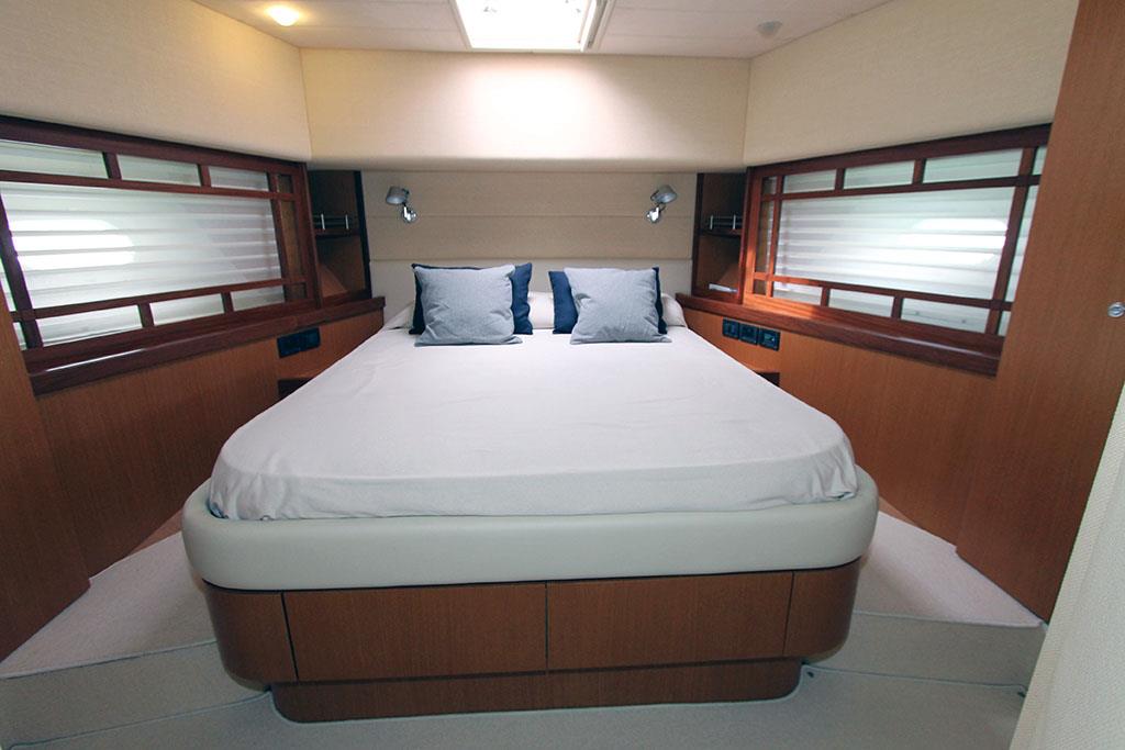 2005 FERRETTI YACHTS 731 